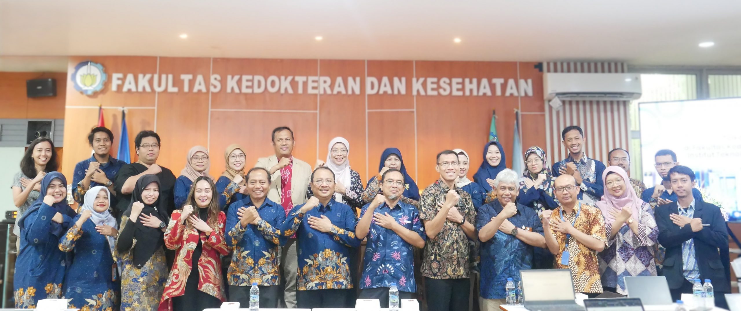 Foto bersama ITS dan-Tel-U